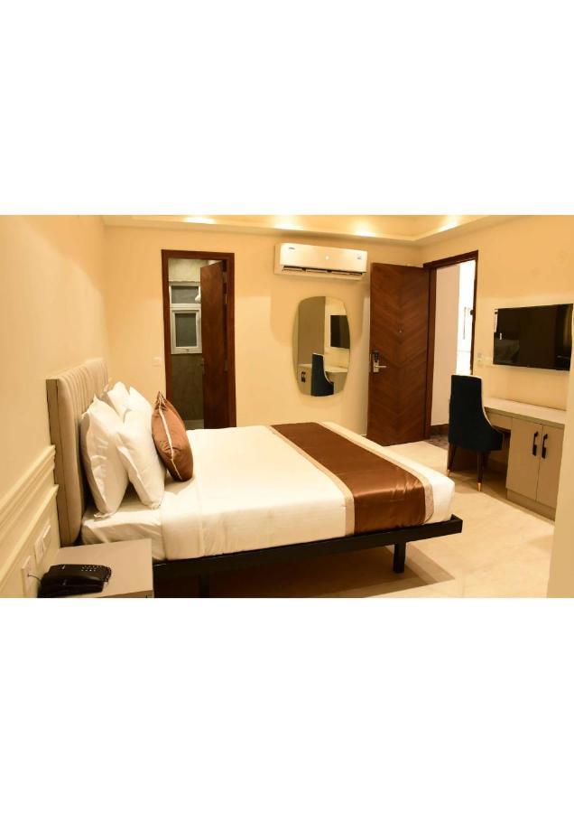 Aadat Hotel
