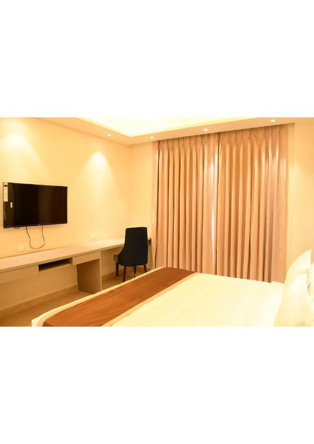 Aadat Hotel