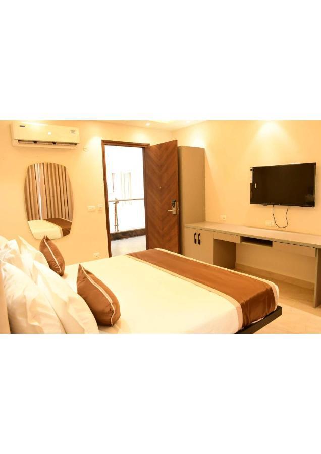 Aadat Hotel