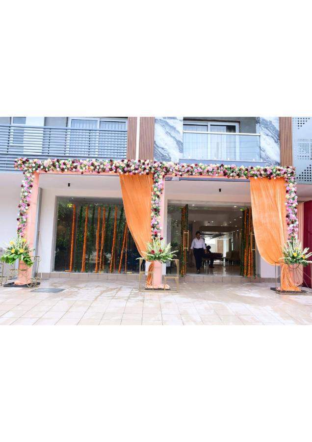 Aadat Hotel