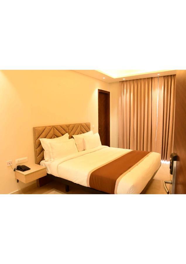 Aadat Hotel