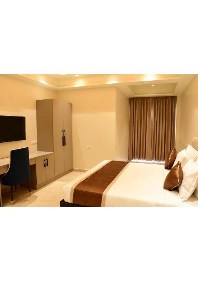 Aadat Hotel