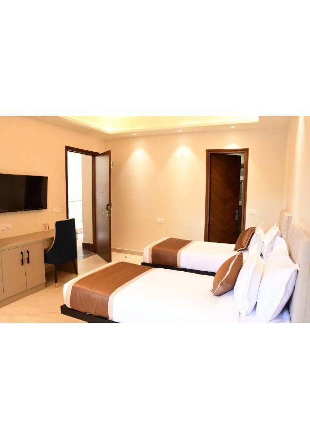 Aadat Hotel