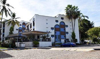 Puerto De Luna Pet Friendly & Family Suites Hotel