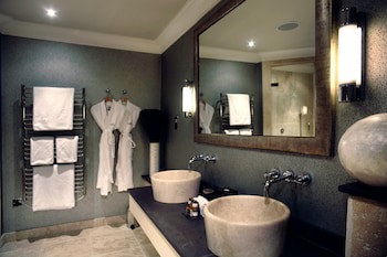 Alexander House And Utopia Spa