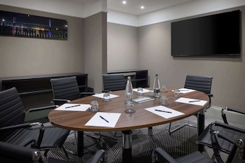 Doubletree By Hilton Dartford Bridge