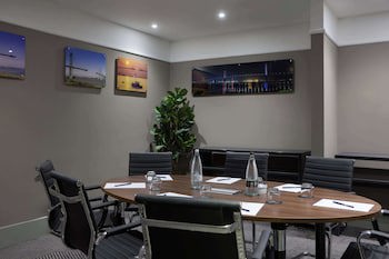 Doubletree By Hilton Dartford Bridge