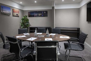 Doubletree By Hilton Dartford Bridge