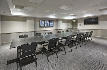 Doubletree By Hilton Dartford Bridge
