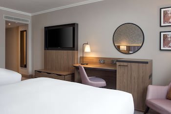 Doubletree By Hilton Dartford Bridge