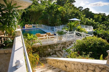 Round Hill Hotel And Villas