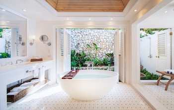 Round Hill Hotel And Villas