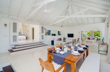 Round Hill Hotel And Villas