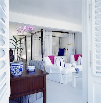 Round Hill Hotel And Villas