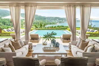 Round Hill Hotel And Villas
