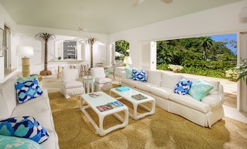 Round Hill Hotel And Villas