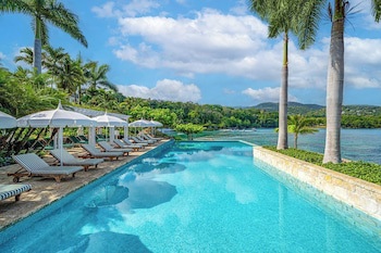 Round Hill Hotel And Villas