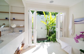 Round Hill Hotel And Villas