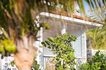 Coral Sands Inn & Cottages