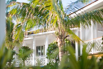 Coral Sands Inn & Cottages