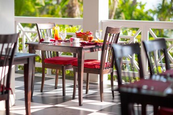 Coral Sands Inn & Cottages