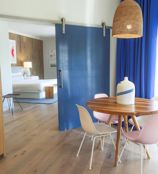 Coral Sands Inn & Cottages