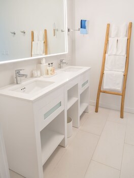 Coral Sands Inn & Cottages