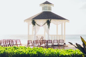 Sunshine Suites Resort