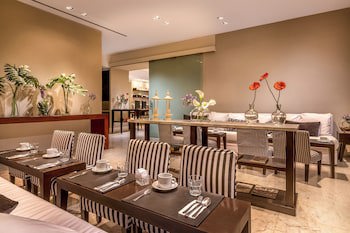 Broadway Hotel & Suites