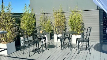 Broadway Hotel & Suites