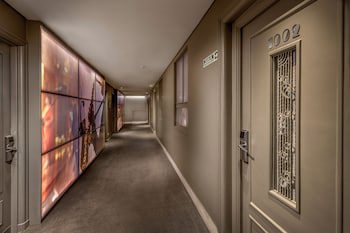 Broadway Hotel & Suites