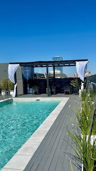 Broadway Hotel & Suites