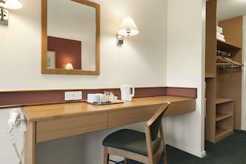 Days Inn By Wyndham Abington M74