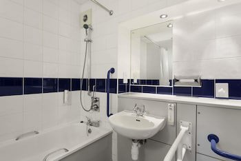 Days Inn By Wyndham Abington M74