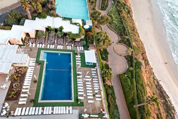 Seasons Hotel - Resort On The Beach