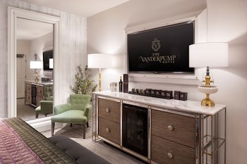 (1)Vanderpump Room, 1 King, Strip View , 1 King Bed