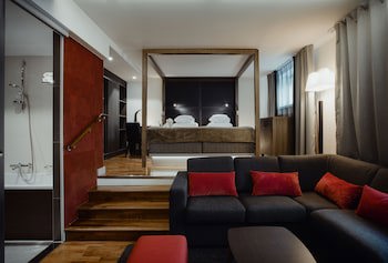 Glo Hotel Art