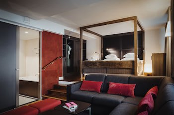 Glo Hotel Art