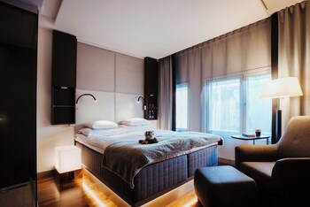 Glo Hotel Art