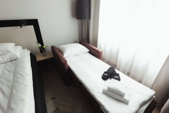 Glo Hotel Art