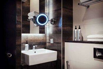 Glo Hotel Art