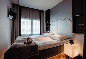 Glo Hotel Art