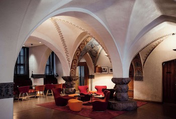Glo Hotel Art