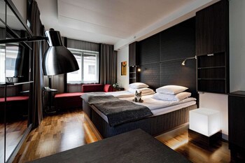 Glo Hotel Art