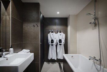 Glo Hotel Art