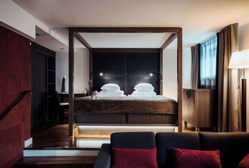 Glo Hotel Art