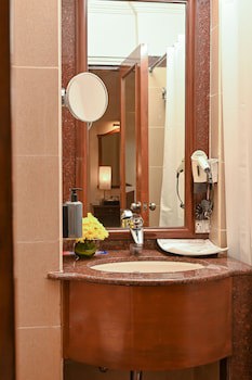Fariyas Hotel