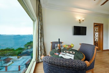 Fariyas Hotel