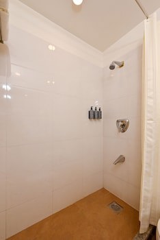 Fariyas Hotel