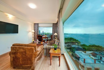 Fariyas Hotel